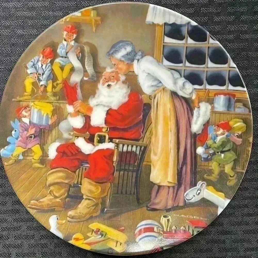 1982 Christmas plate. A kiss for Santa.